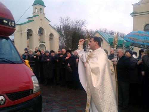 Парафіяни зі Львова самотужки доставили гуманітарку на передову.(ФОТО, ВІДЕО) Парафіяни зі Львова самотужки доставили гуманітарку на передову.(ФОТО, ВІДЕО)